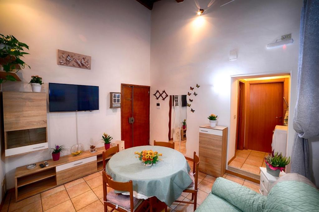 a living room with a table and a couch at A Due Passi dal Popolo in Ascoli Piceno