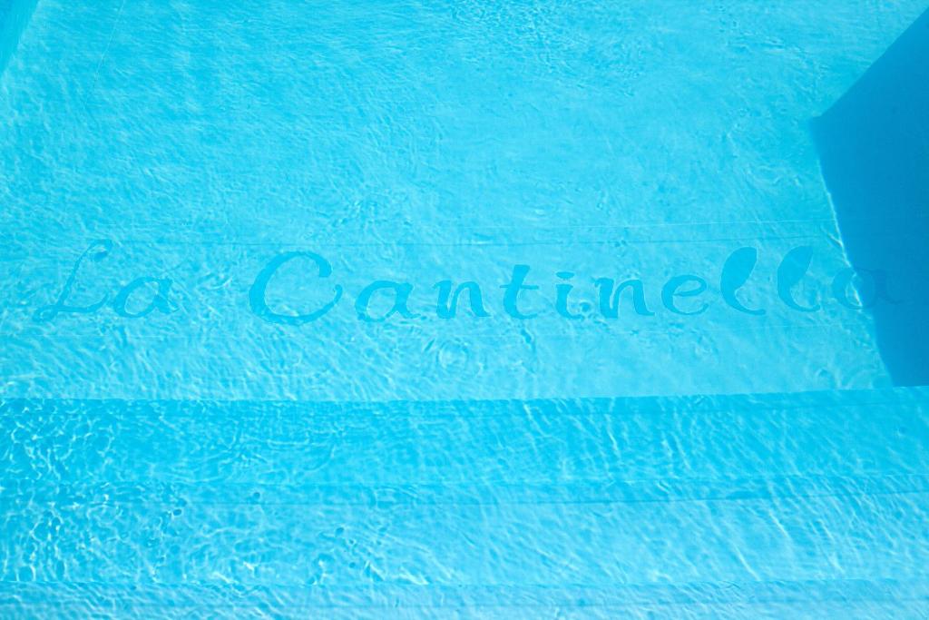 um sinal que diz comité de gelo ao lado de uma piscina em La Cantinella em Ostra