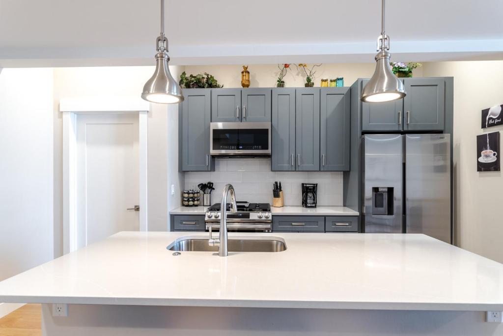 Η κουζίνα ή μικρή κουζίνα στο Eagle Nest on Grand Ave