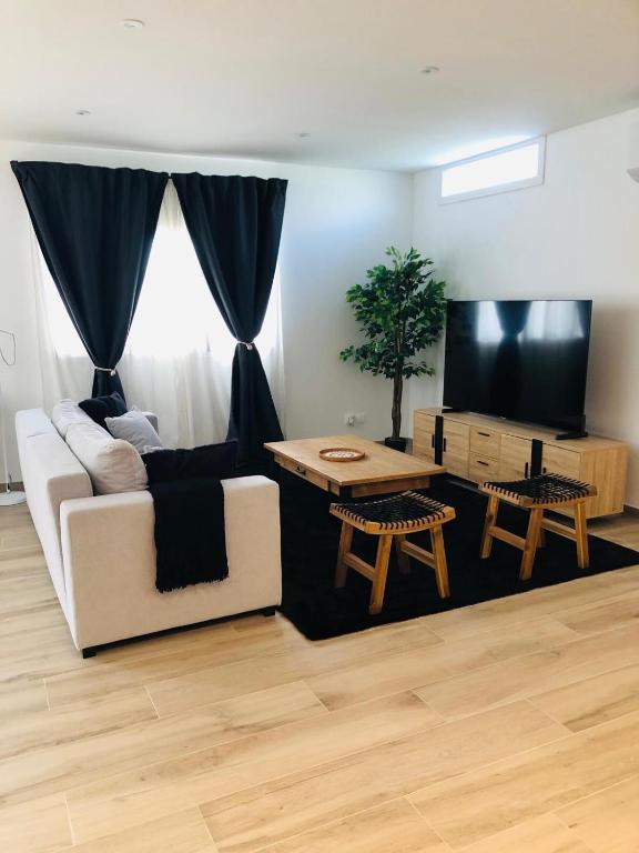 Μια τηλεόραση ή/και κέντρο ψυχαγωγίας στο Les genêts ensollés