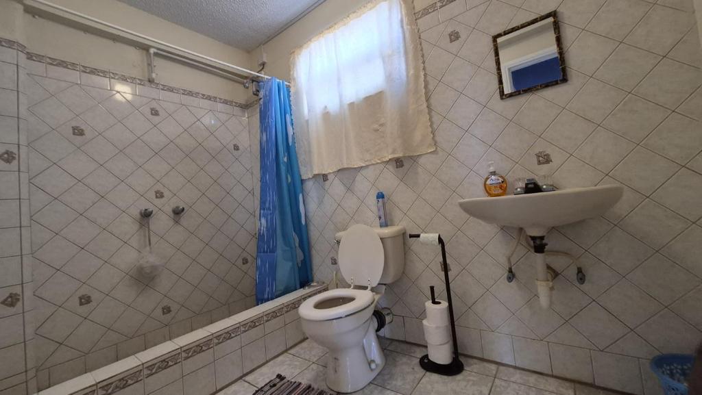 Un baño con inodoro, ducha y lavabo. en Ocean Sea view, en Galion