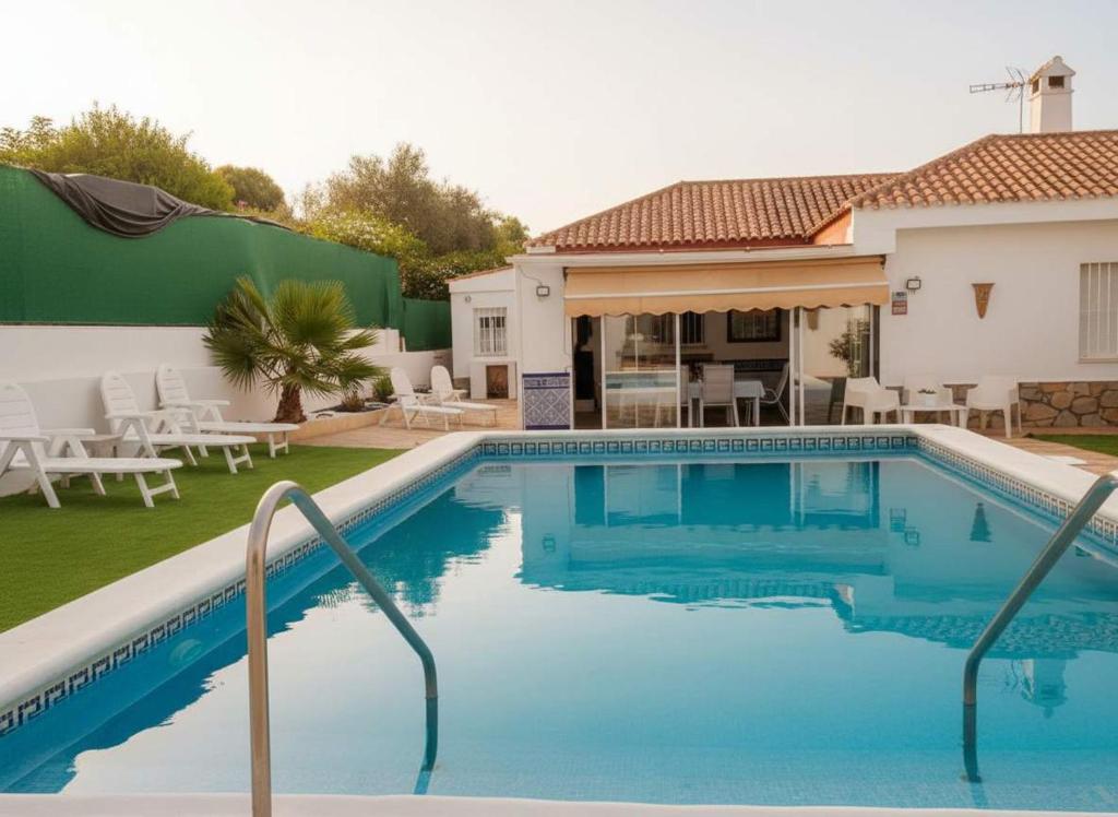 Hồ bơi trong/gần Chalet de Lujo con Piscina Privada cerca de Sevilla