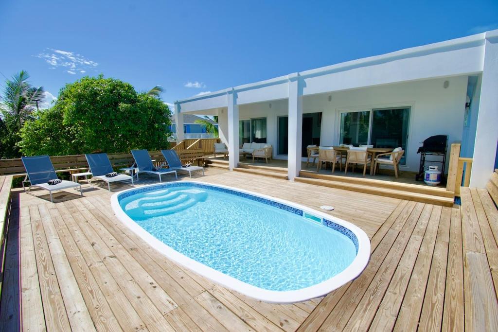Bassein majutusasutuses Blue For You, 3 bedroom home with pool, Hope Town või selle lähedal