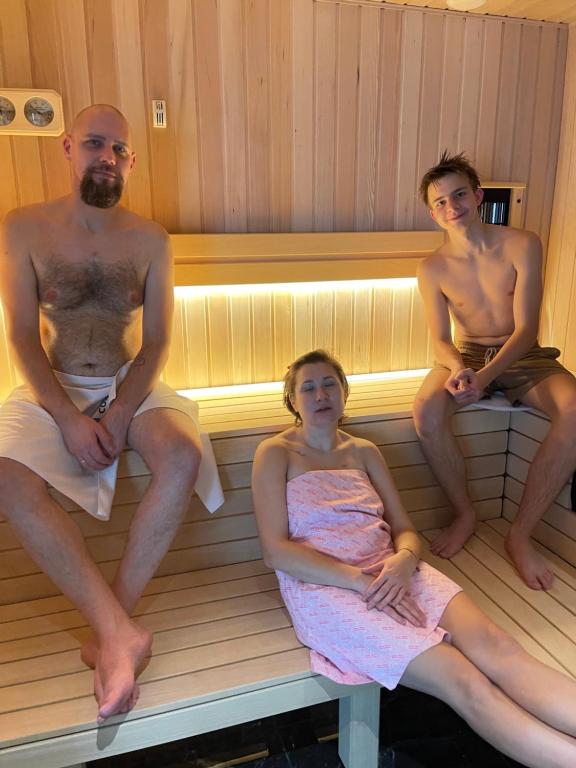 para ludzi siedzących w saunie w obiekcie Moris Boutique Beach Hotel w Gdańsku