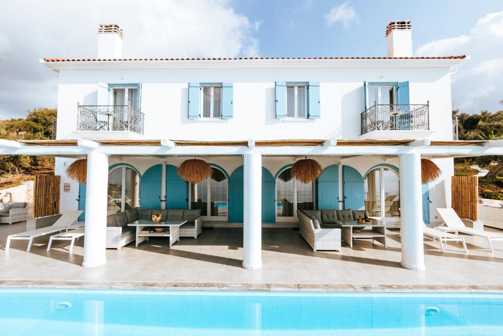 Galería fotográfica de La Villa, independent villa with pool and jacuzzi en Chorto