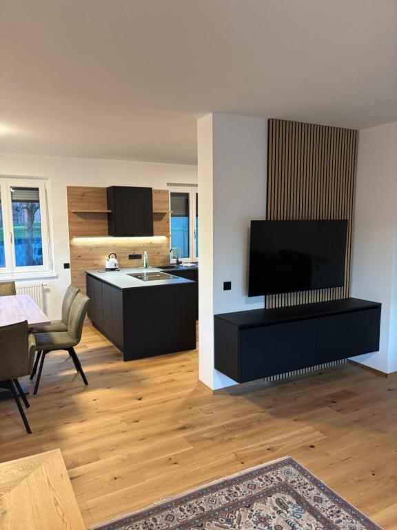 Μια τηλεόραση ή/και κέντρο ψυχαγωγίας στο Ferienhaus Sunnseitn