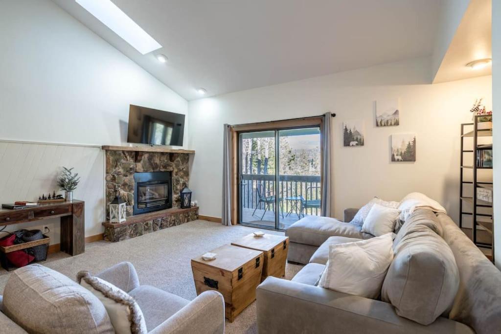 un soggiorno con divano e camino di WP Top Floor Getaway a Hideaway Park