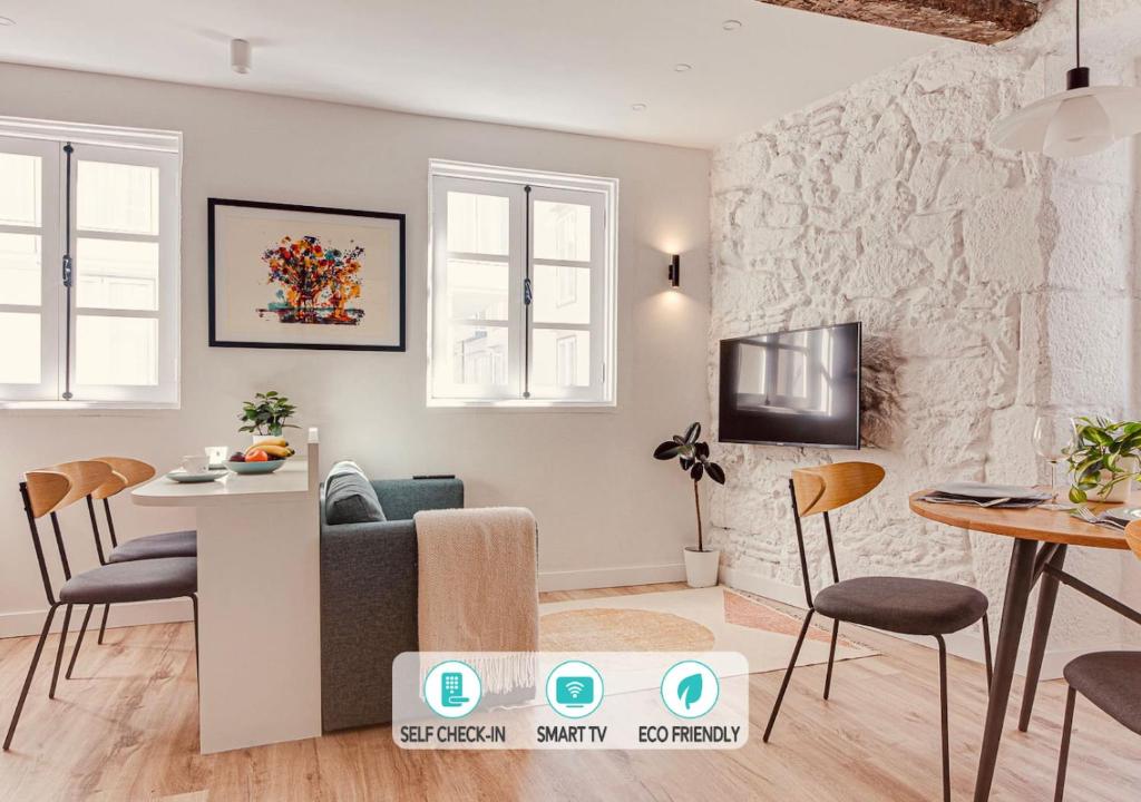 un soggiorno con un divano e un tavolo di Old Quarter Boutique a La Coruña