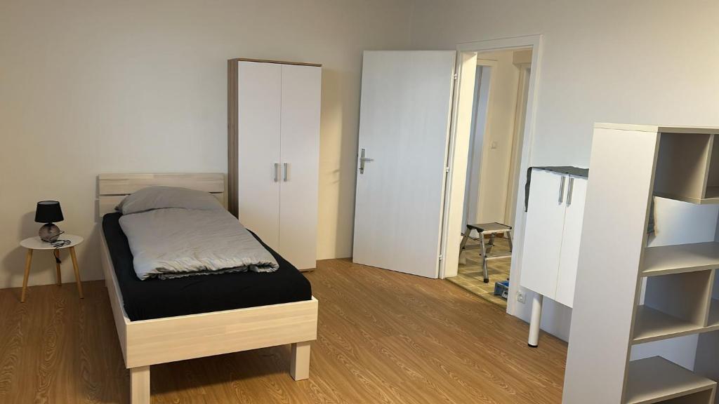 mały pokój z łóżkiem i szafą w obiekcie Danner Appartements Regau - Möblierte Langzeit- & Monteurapartments nahe Gmunden, Laakirchen, Salzburg & Wels I Vollmöbliert & mit Parkplatz w mieście Rutzenmoos