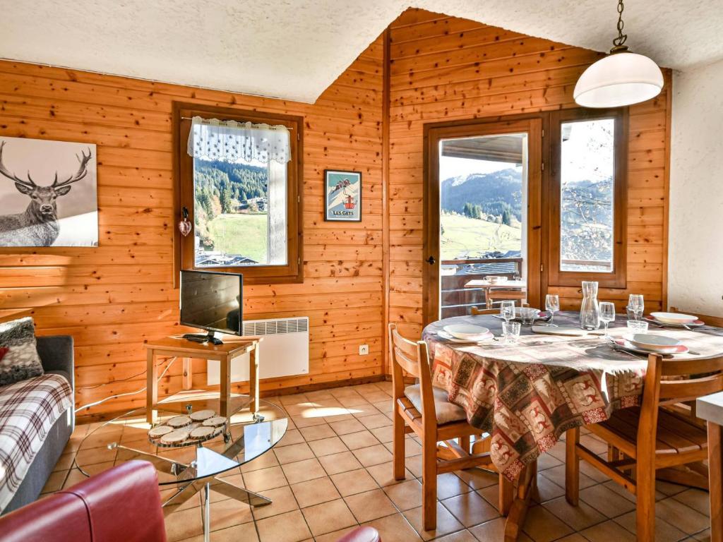 Duplex ensoleillé près télécabine Mont Chéry - 2 chambres, terrasse, parking, proche commodités