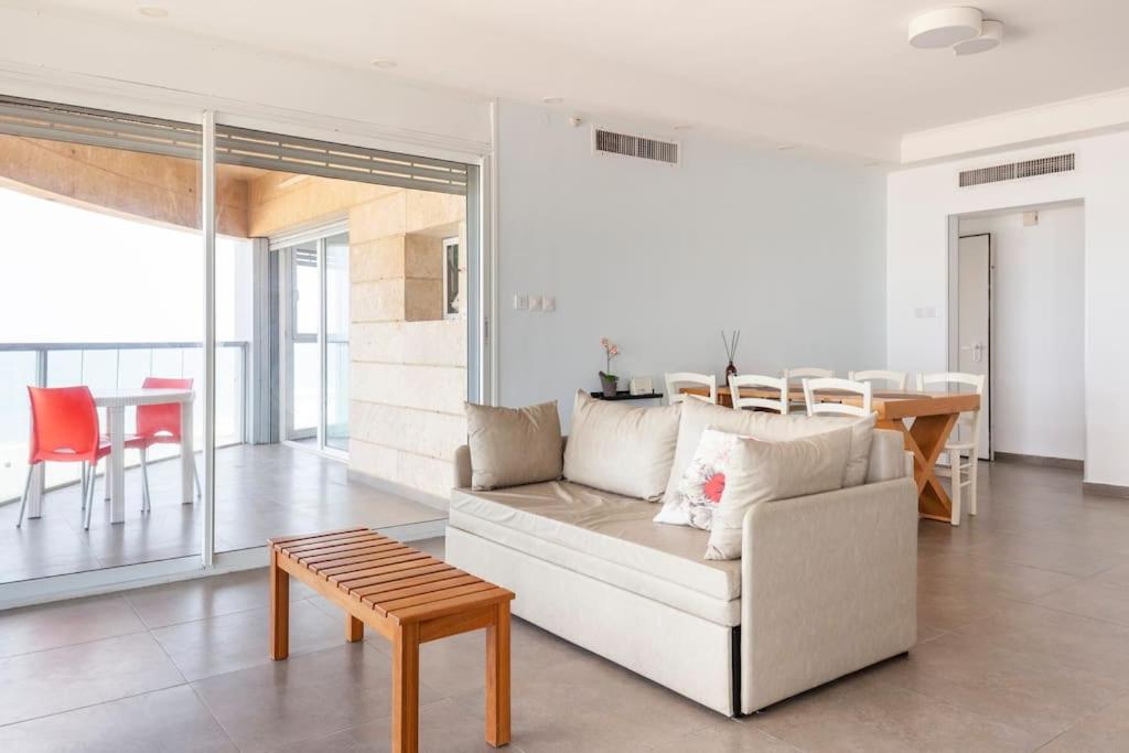 Χώρος καθιστικού στο O&O Group - Iconic Tower 3BR Frontline Sea View