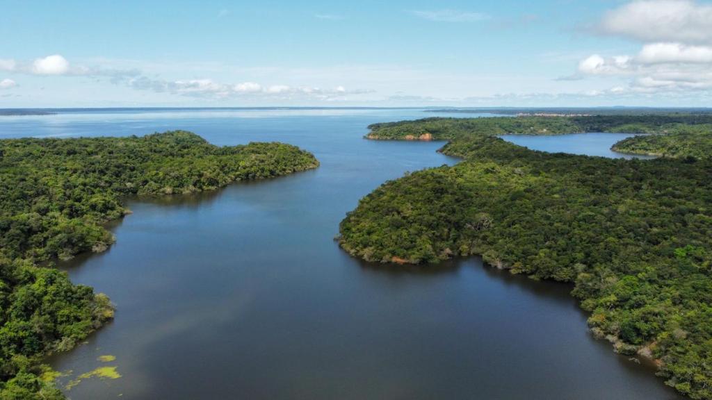 an aerial view of a group of islands in a river at Luz Amazônia Lodge in Aiparuça