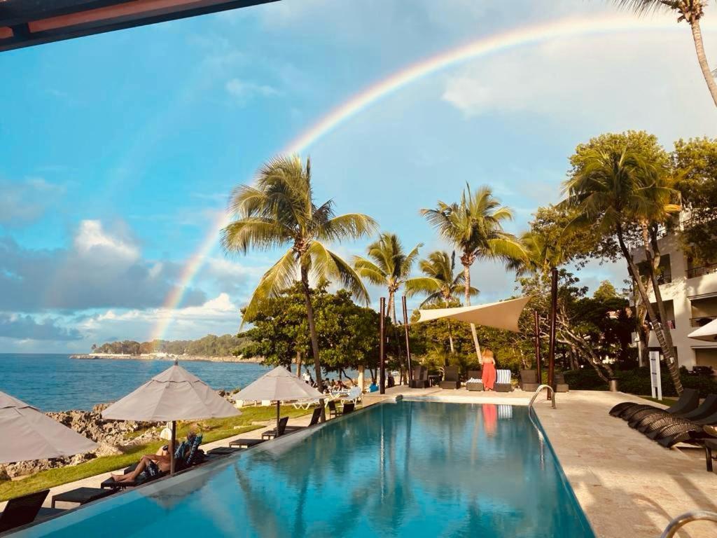 Басейн в Infiniti Instyle або поблизу