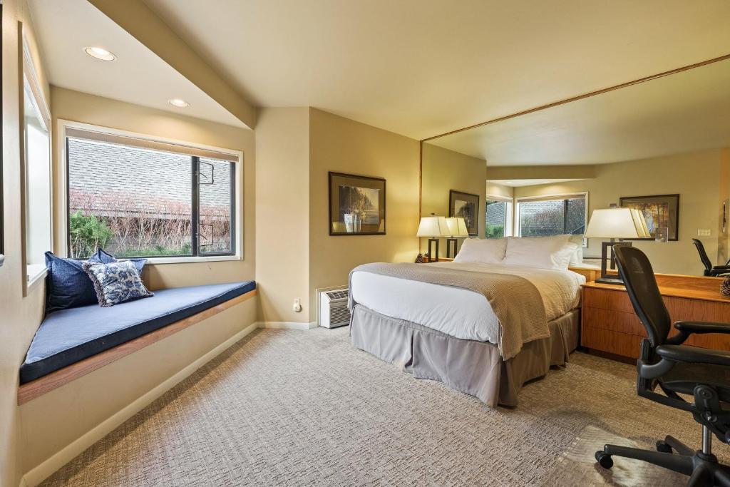 Postel nebo postele na pokoji v ubytování River Ridge 323B home