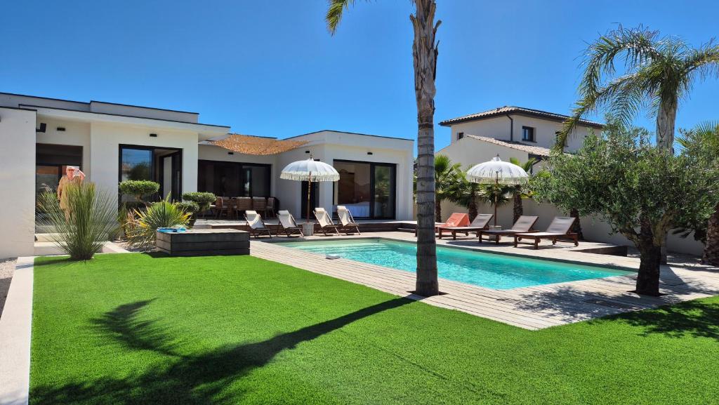 Πισίνα στο ή κοντά στο villa camarines