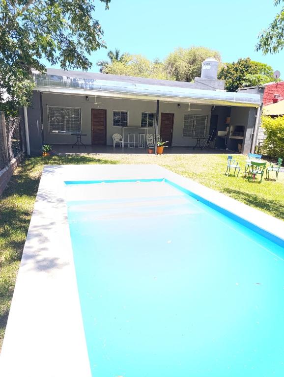 an empty swimming pool in front of a house at Nuestra Casa en Paso in Paso de la Patria