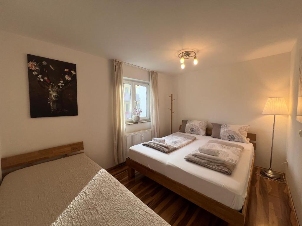 une chambre avec deux lits et une fenêtre dans l'établissement Stellina Apartment beim Europa Park Rust, à Rust