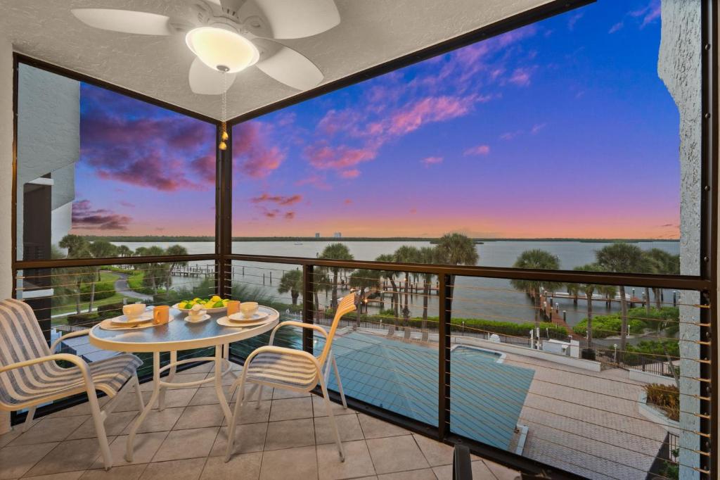 Μπαλκόνι ή βεράντα στο Casa Sol - Waterfront Island Rental - Ocean Views - Near Beach