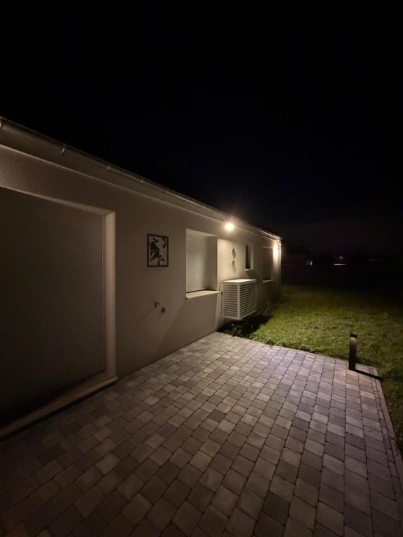 un edificio con parcheggio notturno di Maison à la campagne a Quarouble