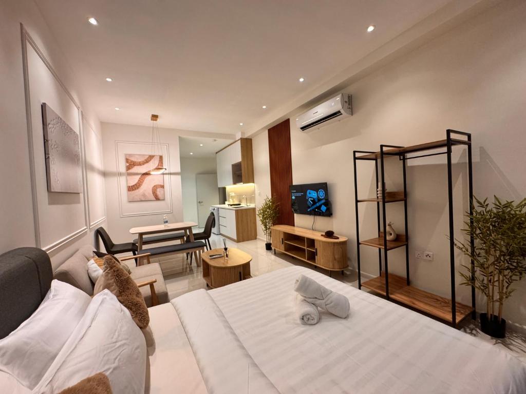 吉隆坡Majestic Residence KLCC By AFA的一间设有床铺和客厅的房间