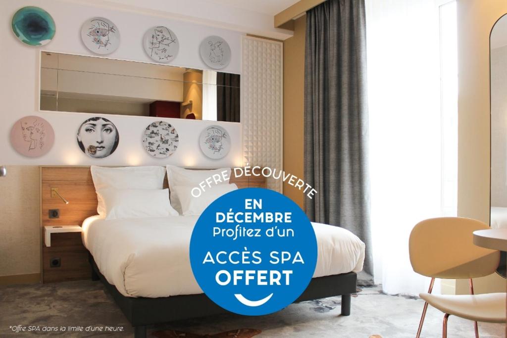Un dormitorio con una cama con un cartel que dice em grado proveedor tarifas de armas spa en Brit Hotel Limoges Centre Gare - Hôtel & Spa, en Limoges