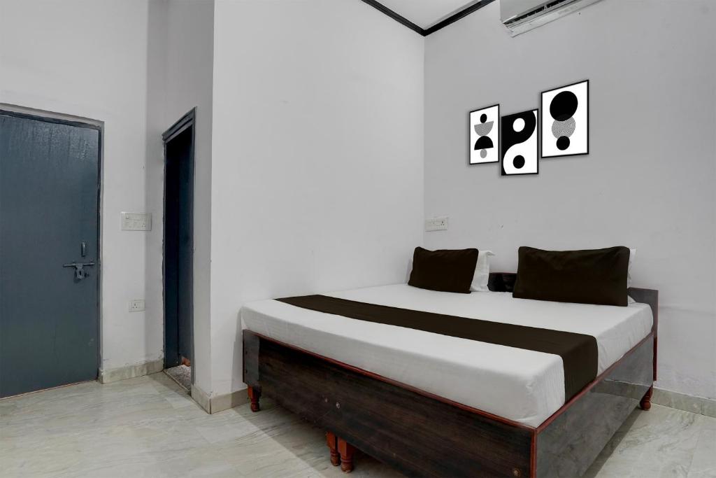 Postel nebo postele na pokoji v ubytování Hotel O Shubh Residency
