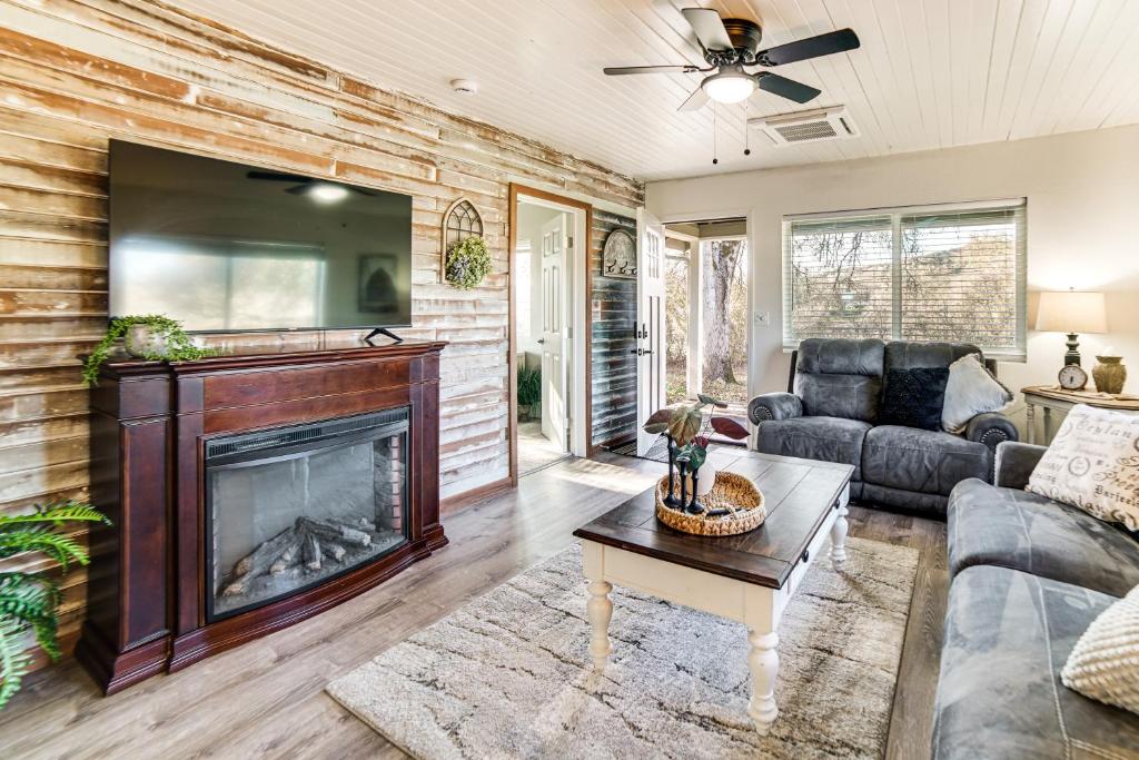 ein Wohnzimmer mit Couch und Kamin in der Unterkunft 2 Mi to Clear Lake Pet-Friendly Lakeport Retreat! in Lakeport