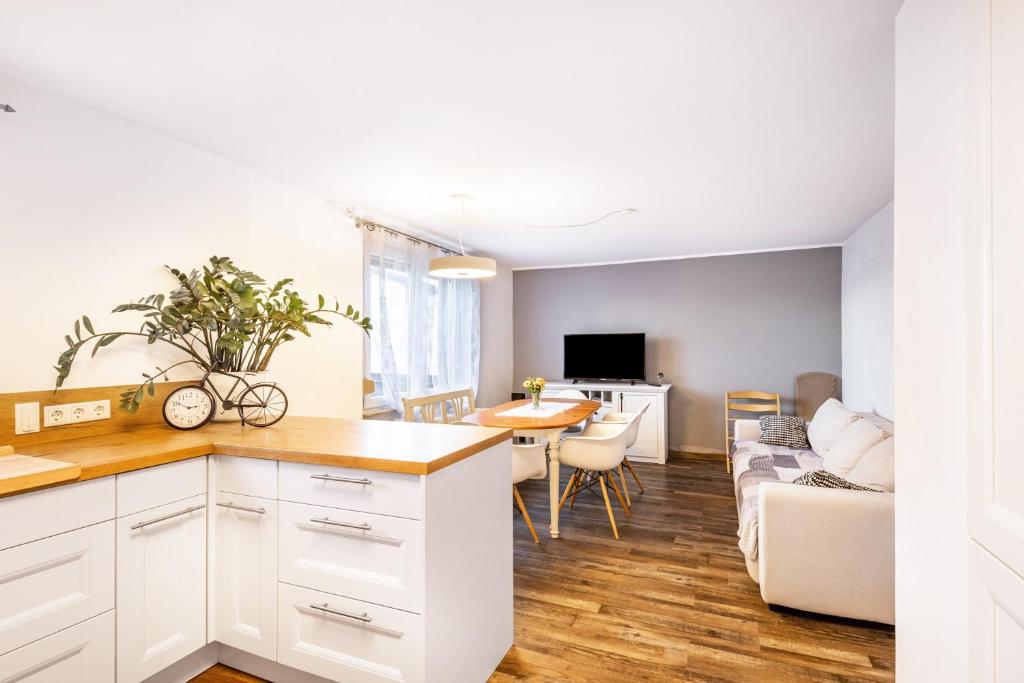 una cucina e un soggiorno con un divano e un tavolo di Ferienhaus im Harz a Harzgerode