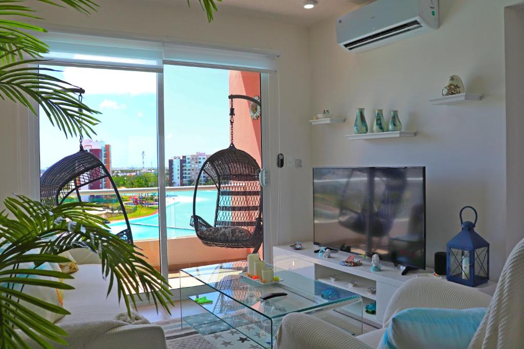 TV/trung tâm giải trí tại Luxury 3 bedroom 2 bath Lagoon view condo
