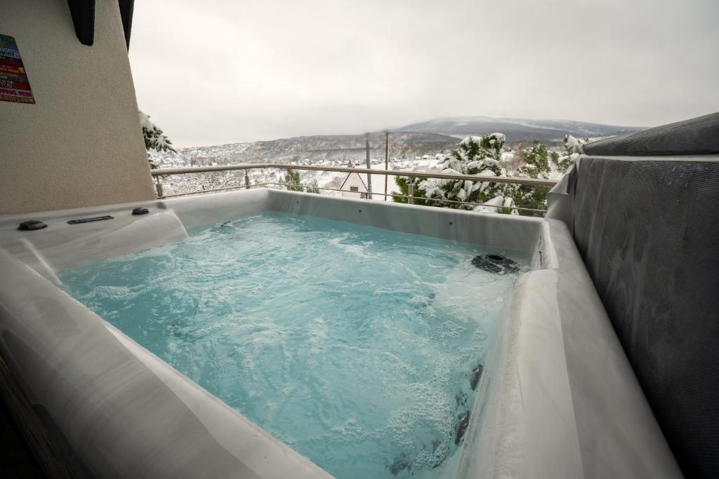 Hillside Cottage في بيتْش: حوض استحمام ساخن على شرفة مطلة