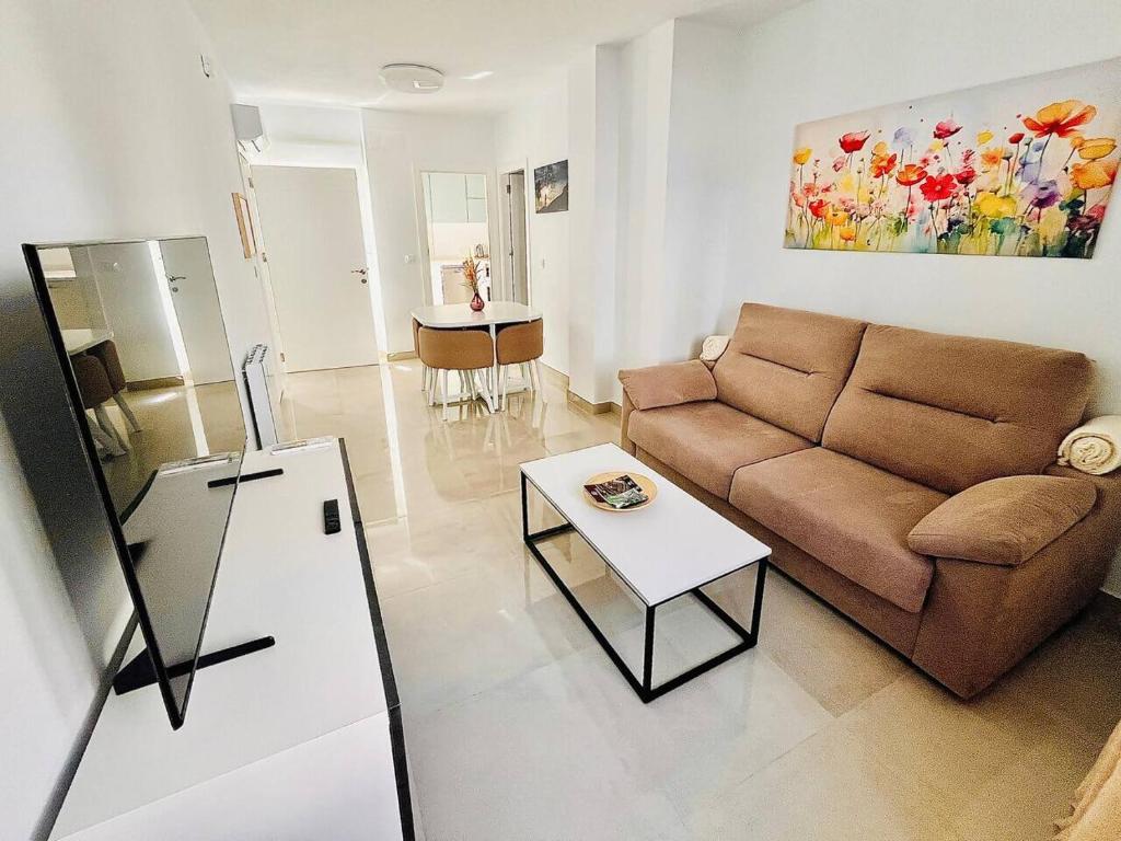 Principado de Aracena II في اراسنا: غرفة معيشة بها أريكة وطاولة