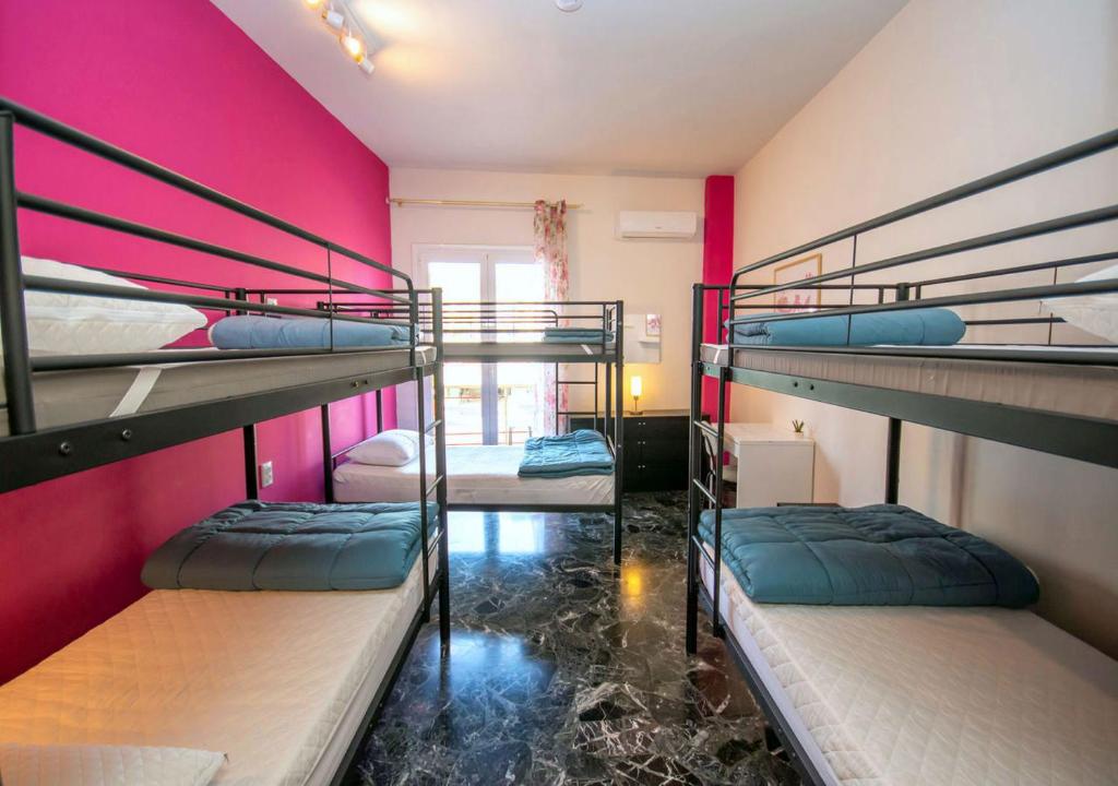 Postel nebo postele na pokoji v ubytování Ἀθῆναι - Athens JetInn