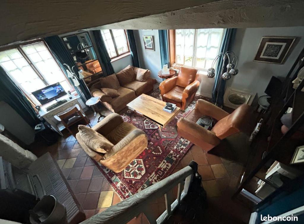 una vista aérea de una sala de estar con muebles en Chambre privée au bord de la rivière, 