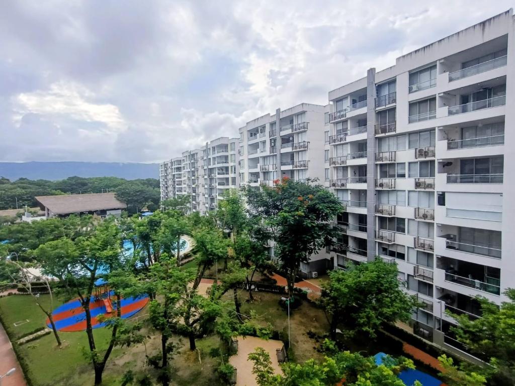 an apartment building with a park in front of it at Excelente apartamento vacacional, de lujo-Ricaurte, Cundinamarca in Estación El Salto