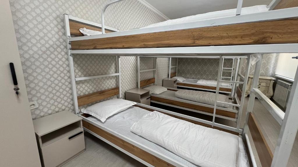 奇姆肯特Hostel Miras的一间有两张双层床的房间