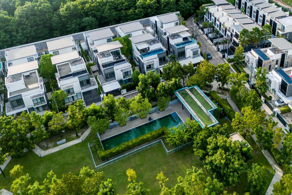 Una vista aérea de un complejo de apartamentos con piscina. en 3BDR Townhouse in Laguna Park, en Bang Tao Beach