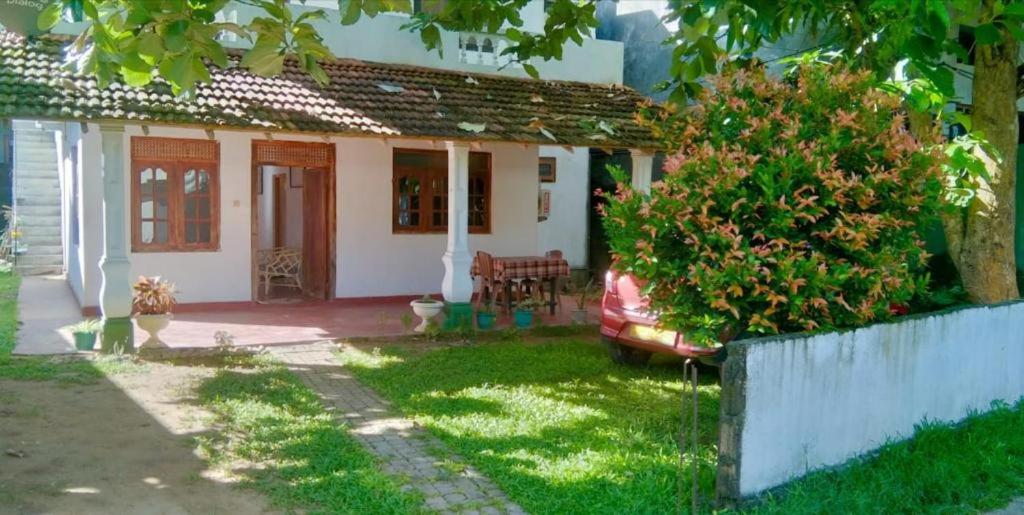 Κήπος έξω από το Talalla Bay Inn Beach Bungalow