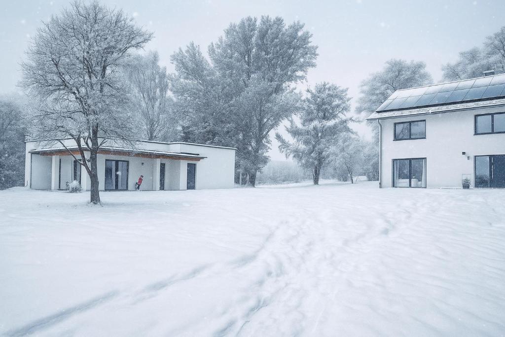 a snow covered yard in front of a house at 23 Mattenham - Rückzugsort in Abgeschiedenheit in Vilshofen an der Donau