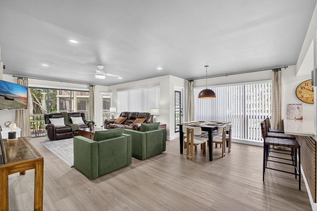 棕榈滩花园Caddyshack Golf themed Condo! 15 mins to beach&PBI的客厅里有一张沙发和一张桌子。