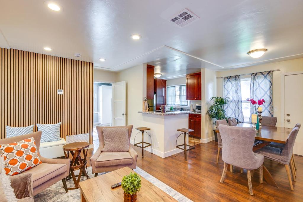 un soggiorno con tavolo e sedie e una cucina di Chula Vista Retreat about 1 Mi to Third Avenue Village a Chula Vista
