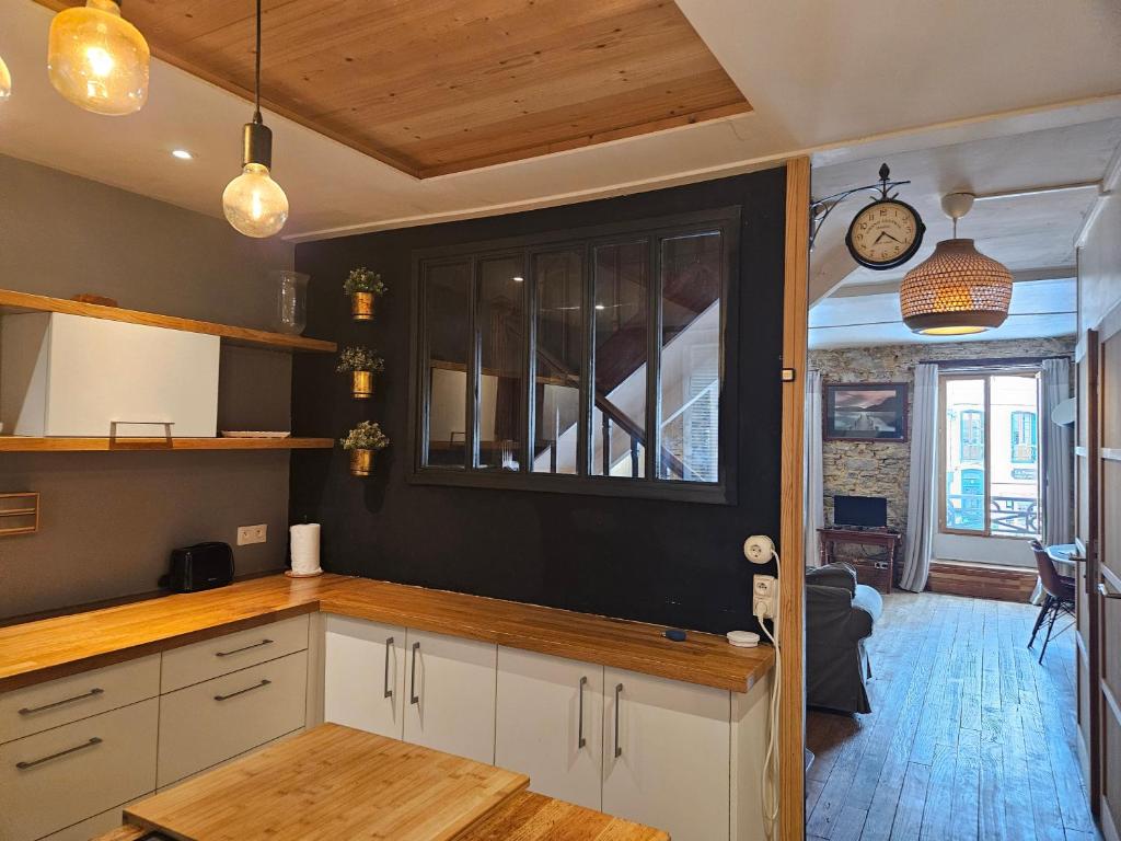 Η κουζίνα ή μικρή κουζίνα στο Appartement authentique et chaleureux au cœur de Salies-de-Béarn, dans le quartier historique avec commerces et restaurants au pied, à deux pas des thermes