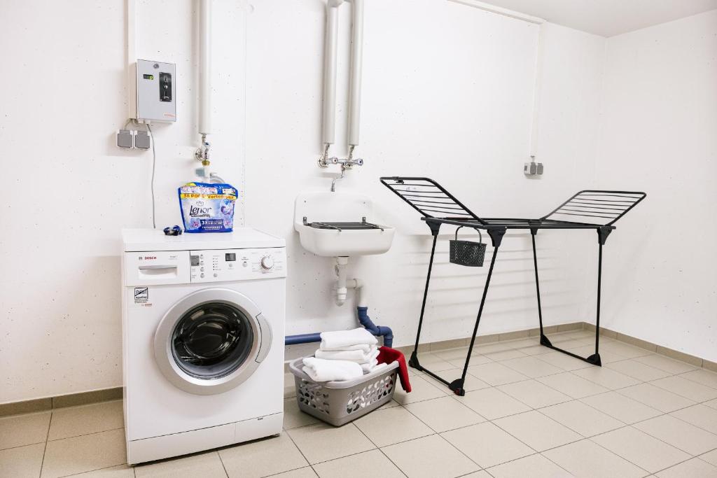 Fotografie z fotogalerie ubytování 7SCHWABEN - 7 vollausgestattete Wohnungen unter einem Dach mitten in Bad Urach - Küche - Bad - WLAN - Waschmaschine - kostenloses Parken - E-Bike-Garage mit Ladestation - Altstadt, Bus, Bahn, E-Ladestation unter 5 Min - barrierefrei - rollstuhlgerecht v destinaci Bad Urach