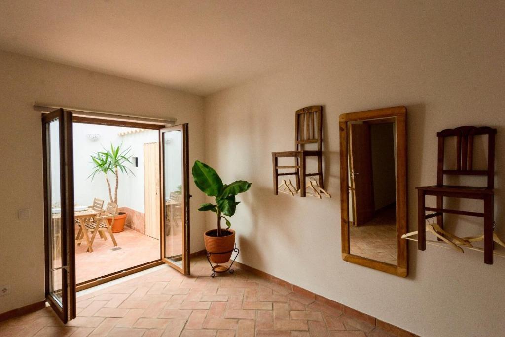 ein Raum mit einem Spiegel und einer Topfpflanze darin in der Unterkunft Unique Home In Historic Centre in Lagos