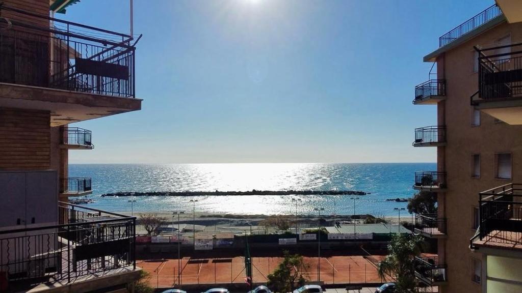 een uitzicht op de oceaan vanaf twee gebouwen bij Olimpia in Arma di Taggia