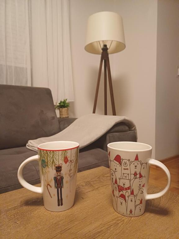 duas chávenas de café em cima de uma mesa em Apartman Telep Novi Sad Retreat Balcony Garden Free Parking em Novi Sad