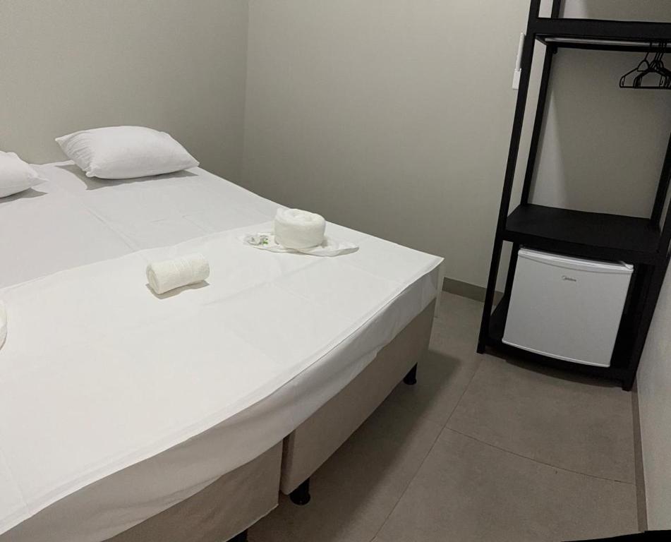 En eller flere senge i et værelse på WEL Home - Suítes - Próximo ao HC UFU