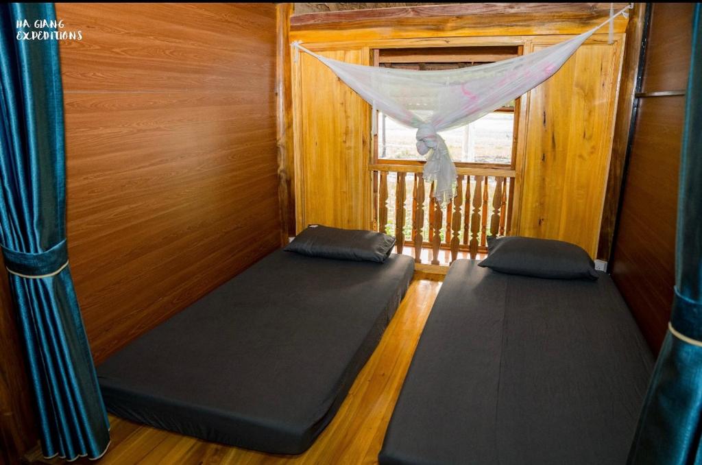 een kamer met twee meditatiematten voor een raam bij Expeditions home in Ha Giang