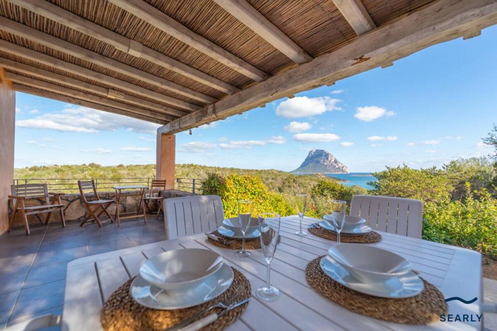 Costa DorataVilla Nuraghe - By Searly的一张餐桌,享有海景