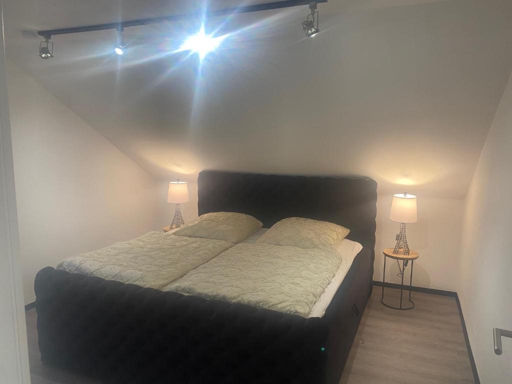 Ένα ή περισσότερα κρεβάτια σε δωμάτιο στο Residenz mitten in Vohenstrauß