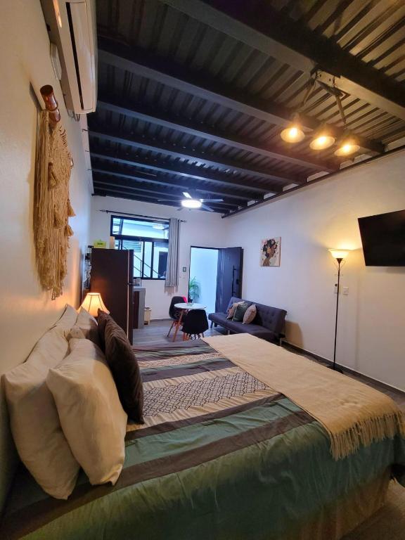 a bedroom with a large bed in a room at Casco histórico- Estación 1501 Duplex in Juticalpa